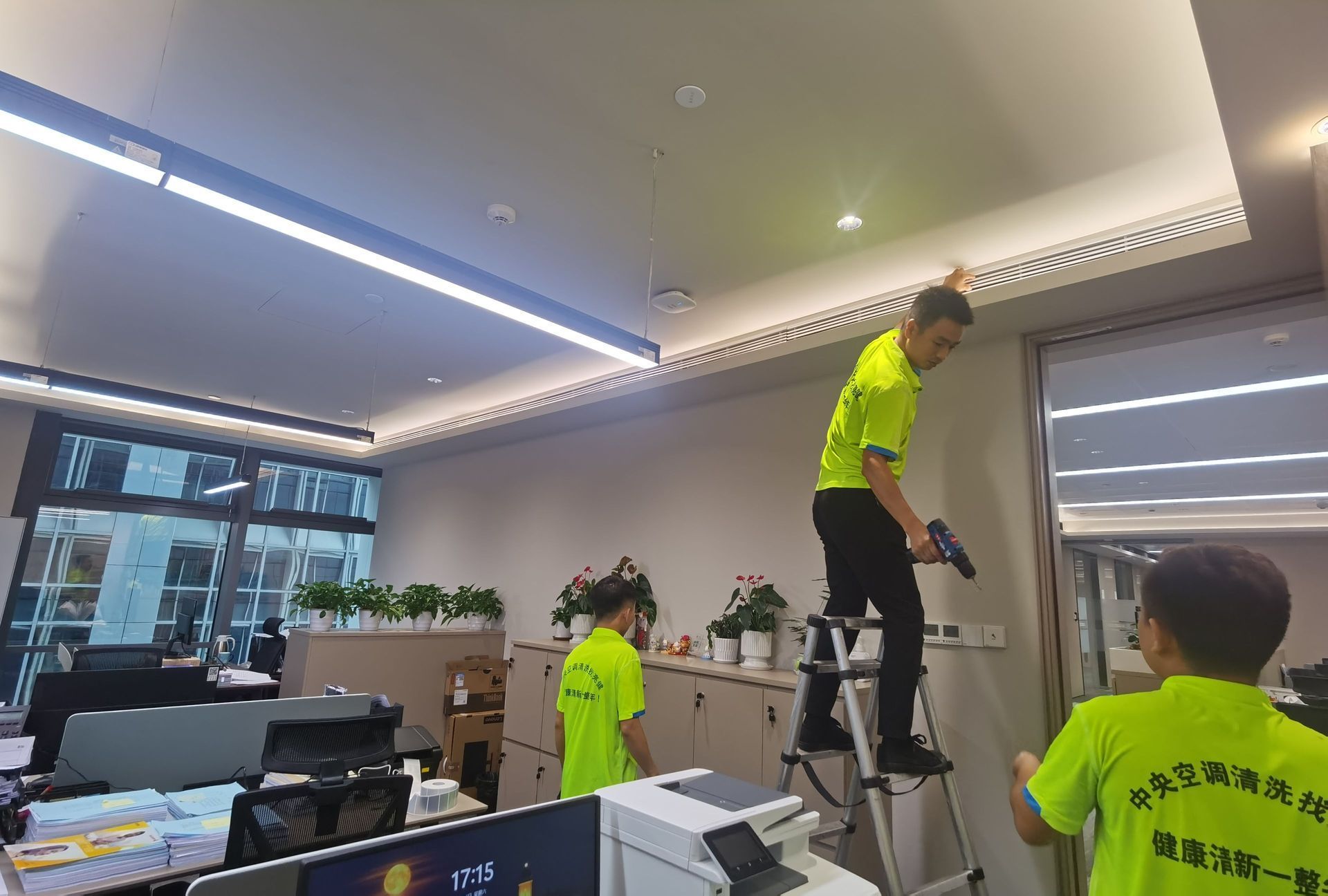 高校办公室清洗现场
